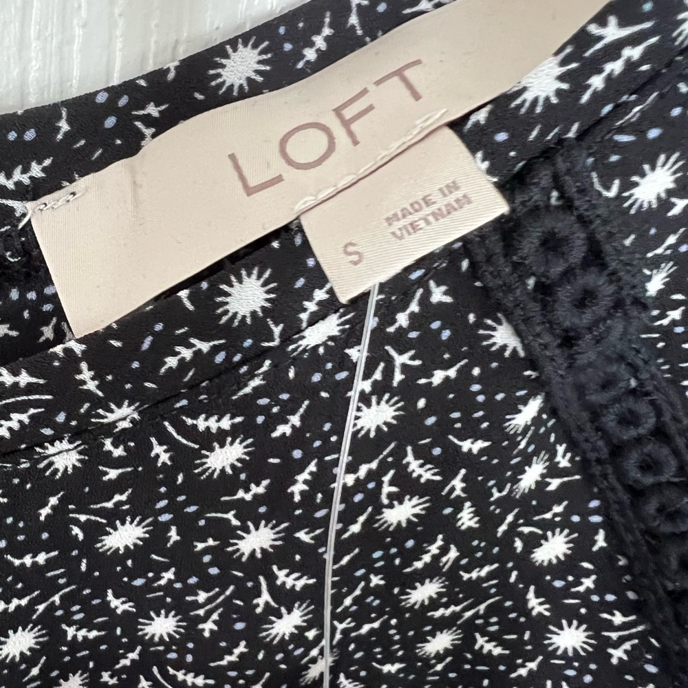 LOFT Black and White Floral Sleeveless Top - Picture 4 of 5